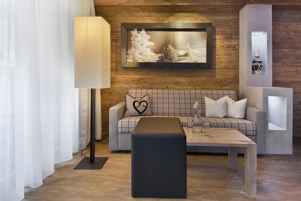 Pete Alpine Boutique Hotel - Klein Und Fein - Private Spa Suiten Und Zimmer ซังคท์อันทอนอัมอาร์ลแบร์ก ห้อง รูปภาพ